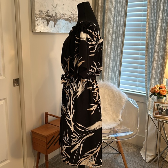 Natori, off- shoulder dress - Picture 3 of 6